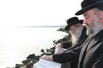 The Rebbe and Chassidim do Tashlich for the Day of Atonement