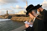 The Rebbe and Chassidim do Tashlich for the Day of Atonement