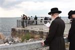 The Rebbe and Chassidim do Tashlich for the Day of Atonement