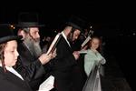 הרבי והחסידים מקיימים את מנהג תשליך לקראת יום הכיפורים