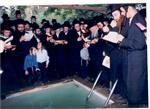 הרבי והחסידים מקיימים את מנהג תשליך לקראת יום הכיפורים