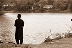 The Rebbe and Chassidim do Tashlich for the Day of Atonement